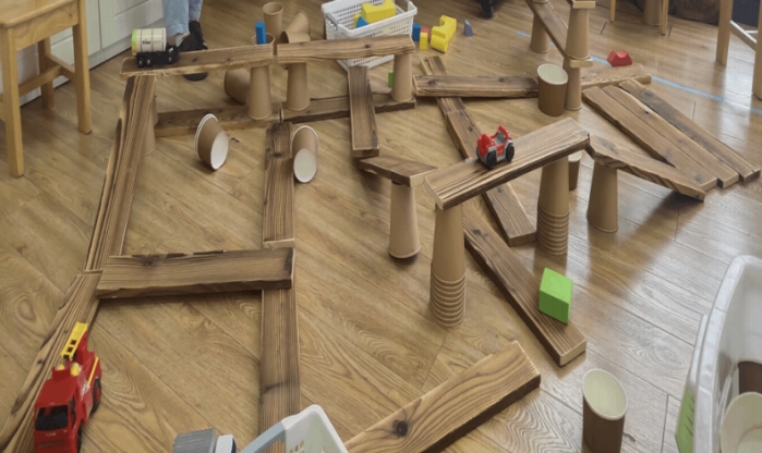 结合班级建构区搭建桥的主题,孩子们进行了纸桥的各种设想,开启了第一