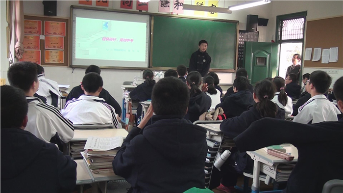 学生主持人介绍并欢迎智慧家长.jpg