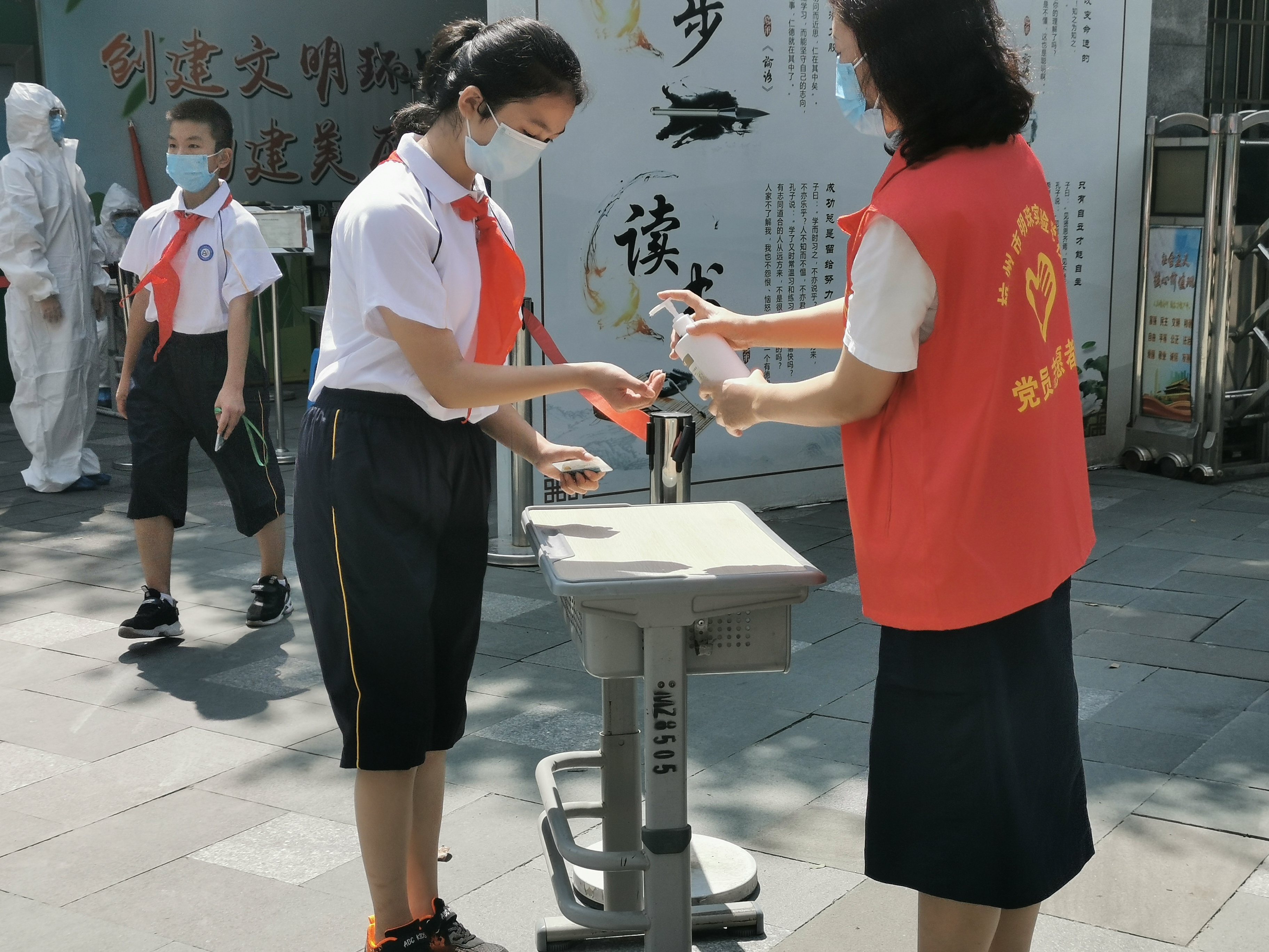 学生入校3.jpg 学生入校3.jpg