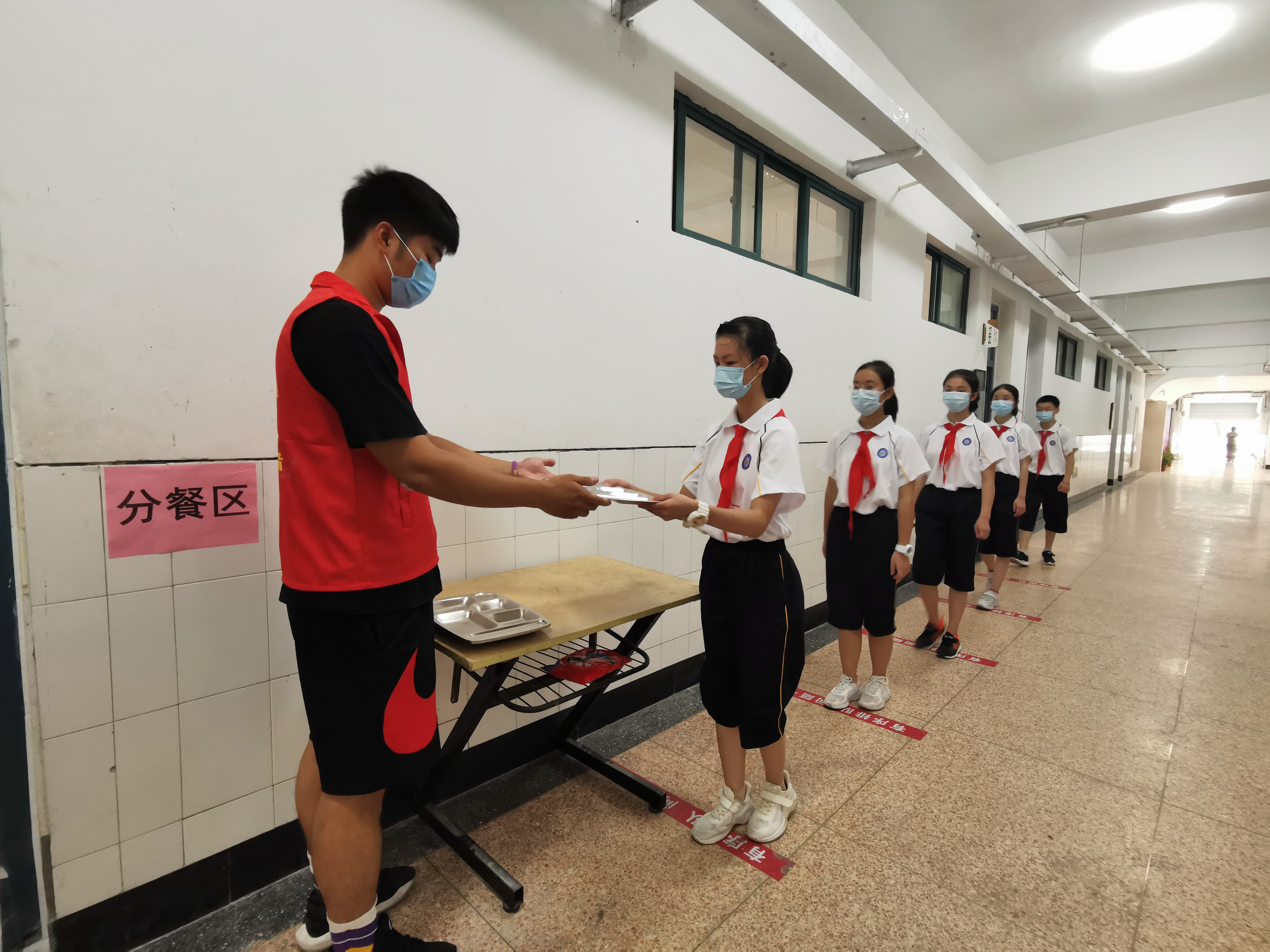 排队用餐.jpg 排队用餐.jpg